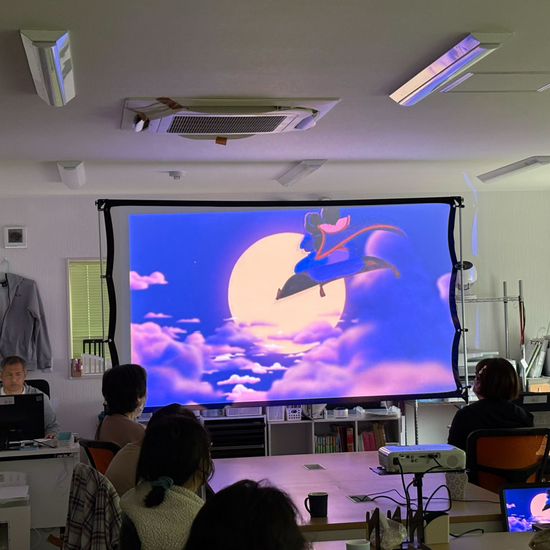 映画鑑賞の様子