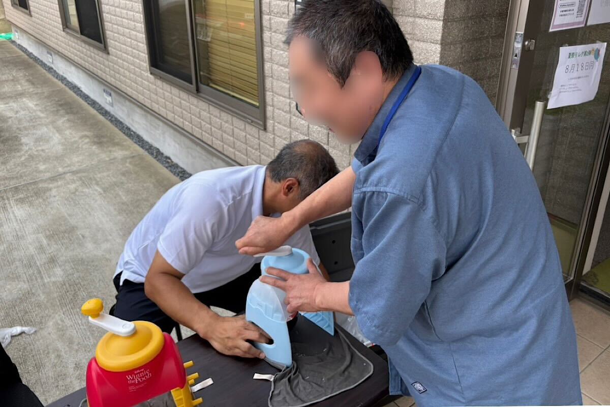 かき氷を楽しむ様子